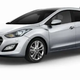 Srebrny Hyundai i30 kombi na białym tle, prezentowany przez wypożyczalnię w Skwierzynie, z wyraźnie widocznymi chromowanymi felgami.