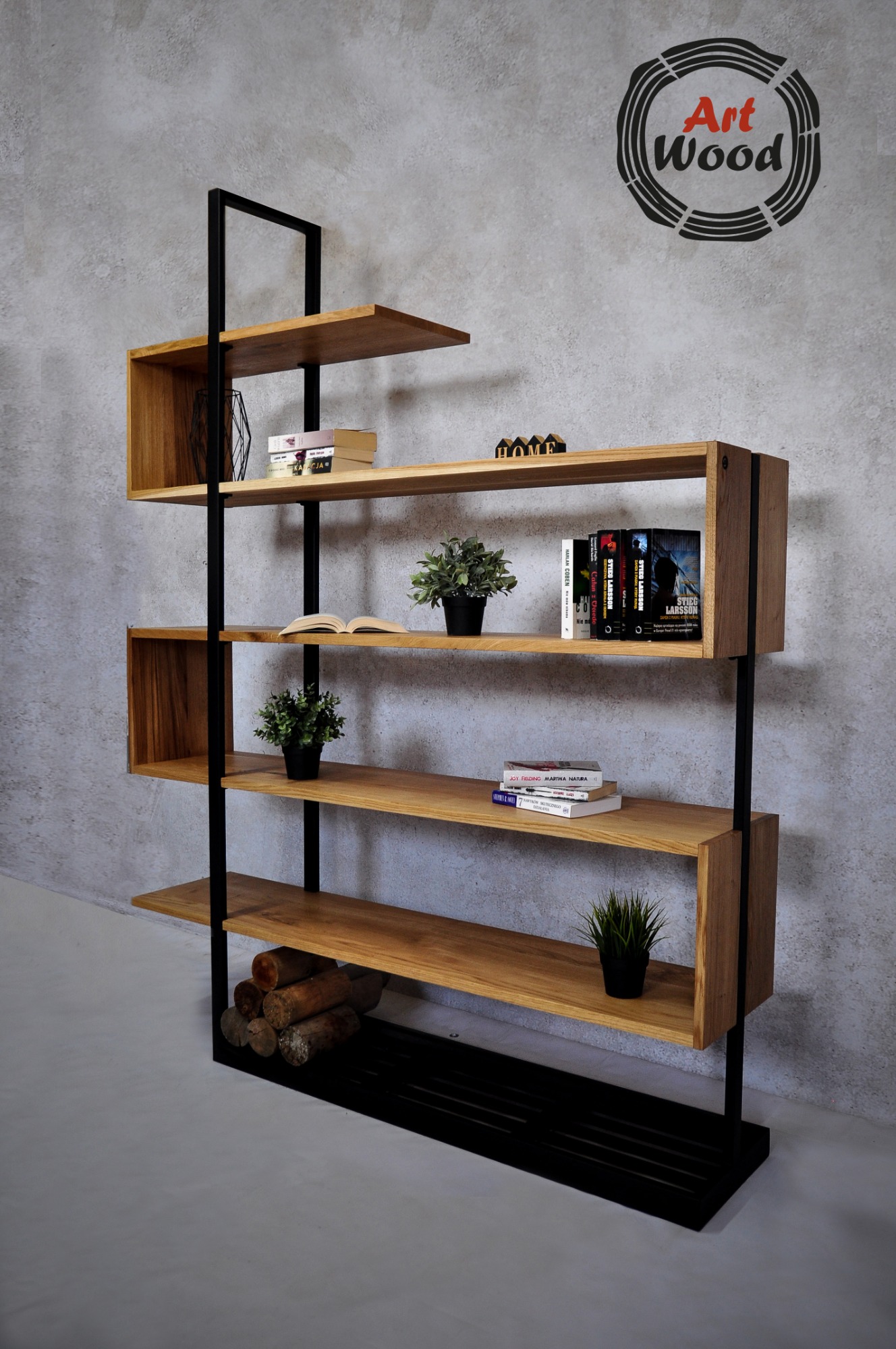 Regał drewniany z czarnymi metalowymi elementami konstrukcyjnymi, na półkach książki, dekoracje i małe rośliny w doniczkach, na tle szara ściana z widocznym logo producenta 'Art Wood'.