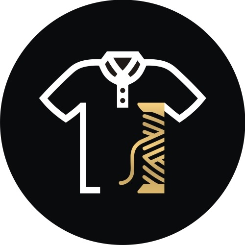 Ikona: Biała koszulka polo i złota szpulka nici na czarnym tle.