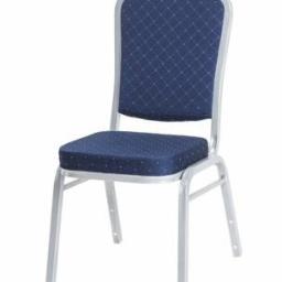 Sweet Times - Krzesło bankietowe z granatową tapicerką w romby i srebrną ramą, na białym tle.