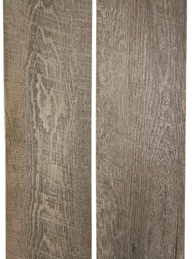 Dwa panele podłogowe w odcieniach szarości z wyraźnym rysunkiem słojów drewna, ustawione pionowo obok siebie, ukazujące strukturę materiału.