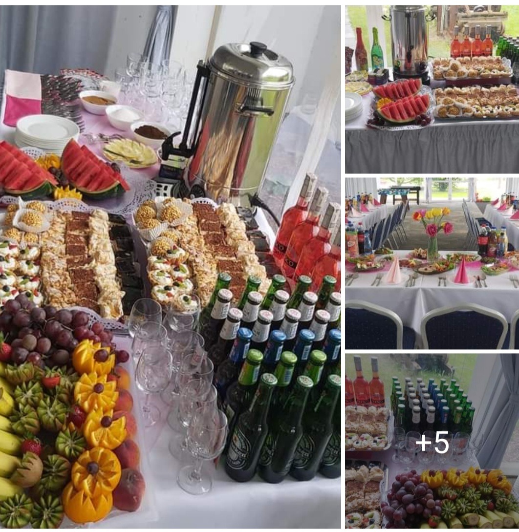 Stół cateringowy z ciastami, owocami, napojami w szklanych butelkach i dużym metalowym termosem do kawy, przygotowany na imprezę.