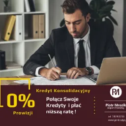 Mężczyzna w garniturze podpisuje dokumenty na biurku z laptopem, w tle regał z segregatorami. Reklama kredytu konsolidacyjnego z ofertą 0% prowizji.