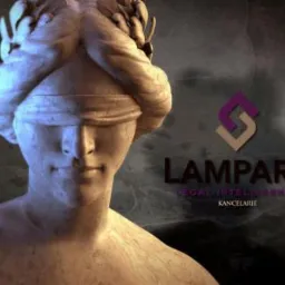 Posąg Temidy z zasłoniętymi oczami, logo firmy Lampart Legal Intelligence Kancelarie w tle.