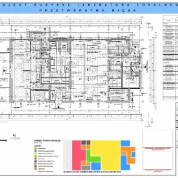 Rzut parteru projektu budynku inkubatora lokalnego przetwórstwa mięsa, prezentujący rozkład pomieszczeń, strefy funkcjonalne i zestawienie powierzchni, z legendą oznaczającą komunikację...