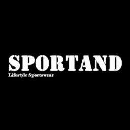 Białe logo firmy Sportand Lifestyle Sportswear na czarnym tle.