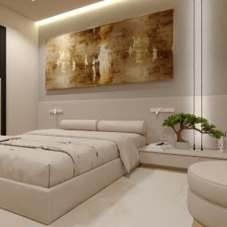 Aranżacja, projektowanie wnętrz MIA PROJEKT Maria Leśna - Nowoczesna sypialnia w beżach z czarnym akcentem: łóżko, pufa, obraz abstrakcyjny, bonsai i dekoracje. Minimalistyczne oświetlenie i gładkie powierzchnie.