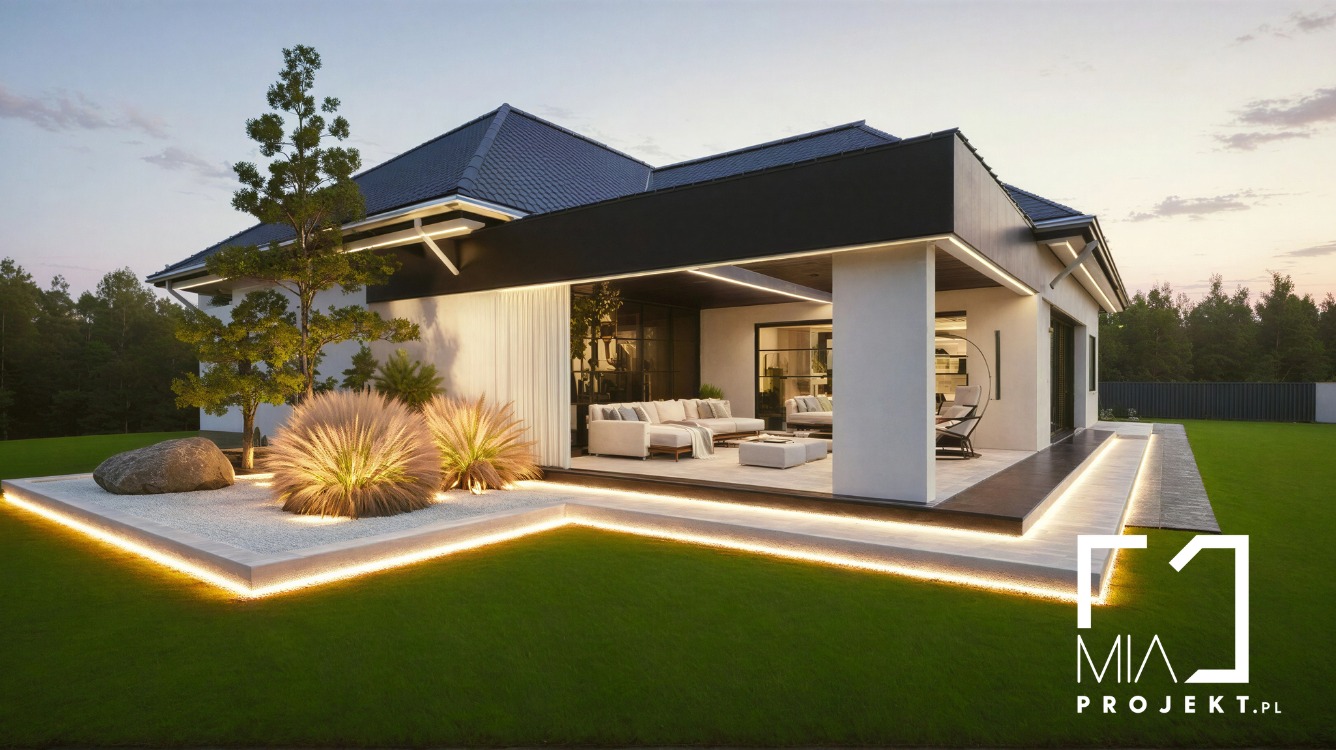 Nowoczesny dom z oświetlonym tarasem i ogrodem. Minimalistyczny design, białe ściany, czarne elementy wykończeniowe, wieczorny klimat, subtelne oświetlenie LED.