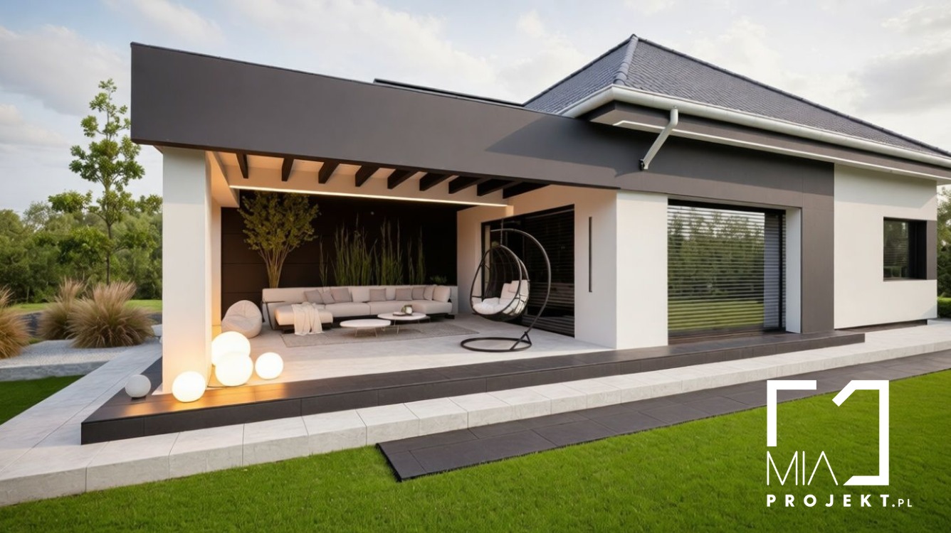 Nowoczesny taras z minimalistycznym designem: sofa, wiszące krzesło i oświetlenie kulowe. Czarno-biała kolorystyka domu z dużym oknem i zielonym trawnikiem.