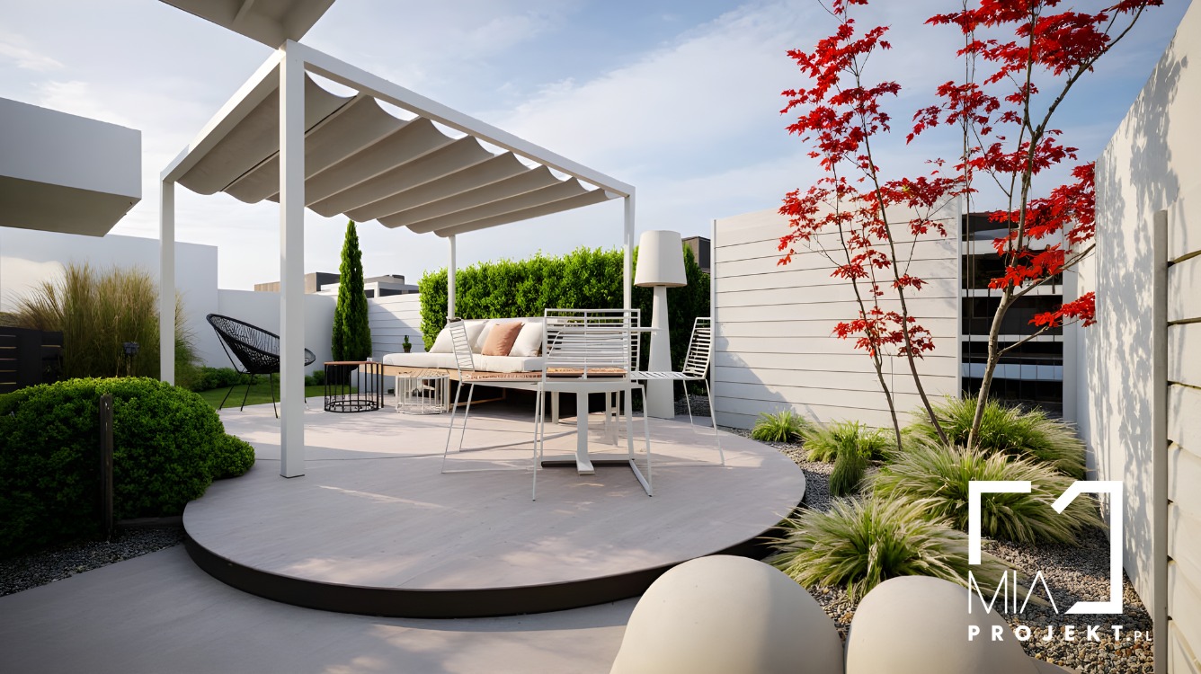 Nowoczesny taras z pergolą i białymi meblami ogrodowymi, otoczony zielenią i czerwonym klonem japońskim. Minimalistyczny design z dbałością o detale.
