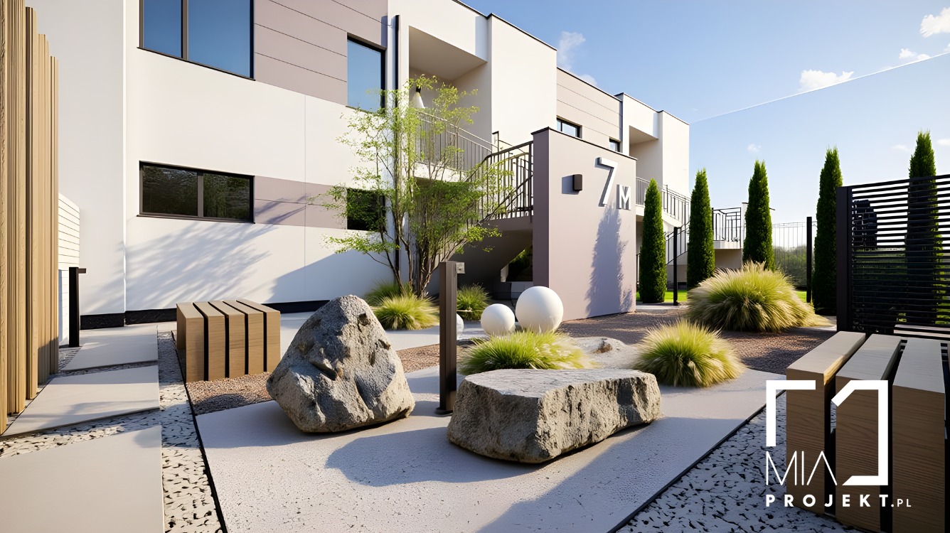Nowoczesny dziedziniec z minimalistycznym budynkiem w tle. Kamienne siedziska, ozdobne trawy i kule tworzą unikalny krajobraz. Jasne barwy i geometryczne formy.