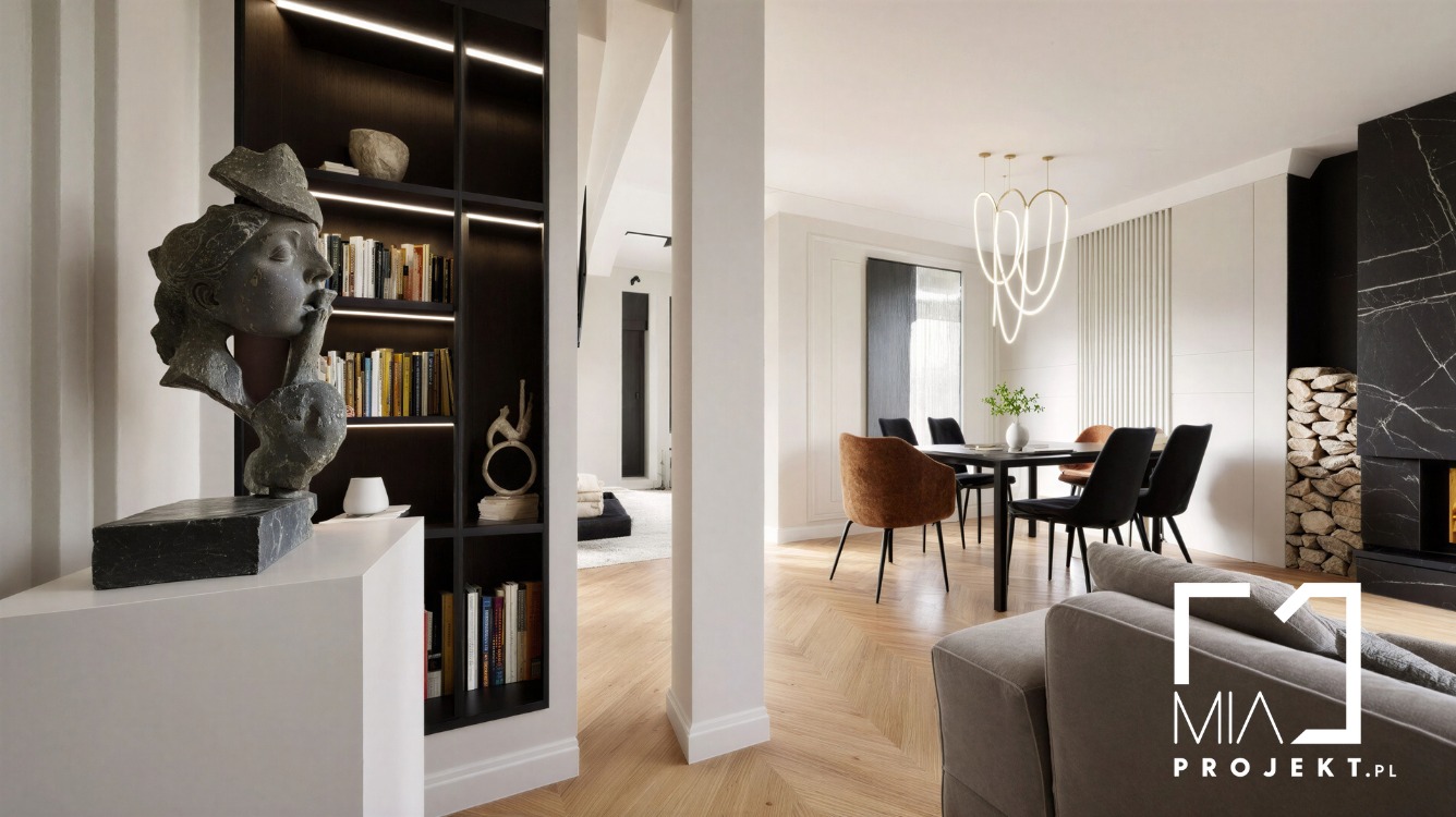 Eleganckie wnętrze: rzeźba na postumencie, regał z oświetleniem, jadalnia z designerską lampą i kominek z marmuru. Parkiet w jodełkę, stonowana kolorystyka.