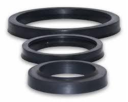 Zestaw trzech czarnych uszczelek gumowych o różnej średnicy, ułożonych jedna na drugiej, na białym tle, widoczne delikatne cienie.