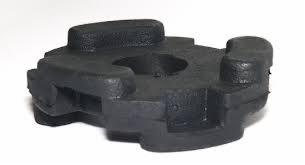 Czarny element z tworzywa sztucznego z otworem w środku, prawdopodobnie część instalacji hydraulicznej, na białym tle.