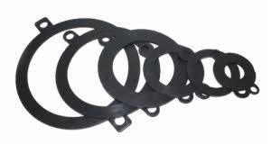 Zestaw czarnych uszczelek gumowych o różnych średnicach, ułożonych od największej do najmniejszej, z widocznymi małymi otworami montażowymi na obwodzie niektórych z nich.