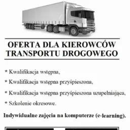 Plakat reklamowy z ofertą szkoleń dla kierowców transportu drogowego, prezentujący wizualizację ciągnika siodłowego z naczepą na białym tle.