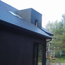 Elewacja z deski palonej wykonanej w technice Shou Sugi Ban