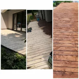 Drewniany taras w trakcie olejowania: fragmenty desek surowe, częściowo pokryte olejem i w pełni zabezpieczone, widoczne narzędzia i otoczenie domu.