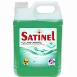 Plastikowy kanister z zielonym płynem do prania, etykieta z napisem 'Satinel Vollwaschmittel', widoczne fale i grafika przedstawiająca pranie.