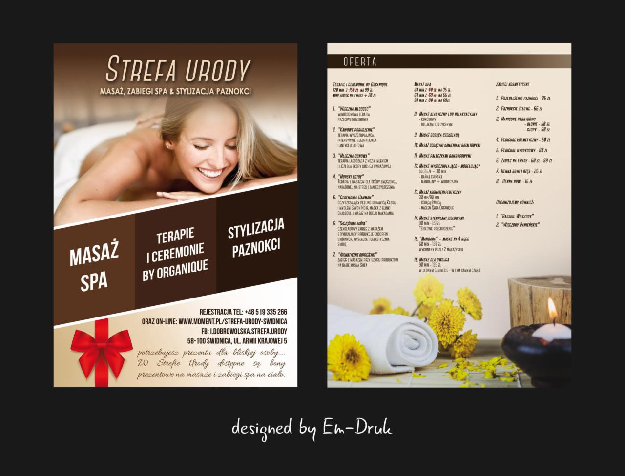 Uśmiechnięta blondynka na tle ulotki salonu spa, z ofertą masaży, zabiegów i stylizacji paznokci, akcentowana czerwoną kokardą w rogu.