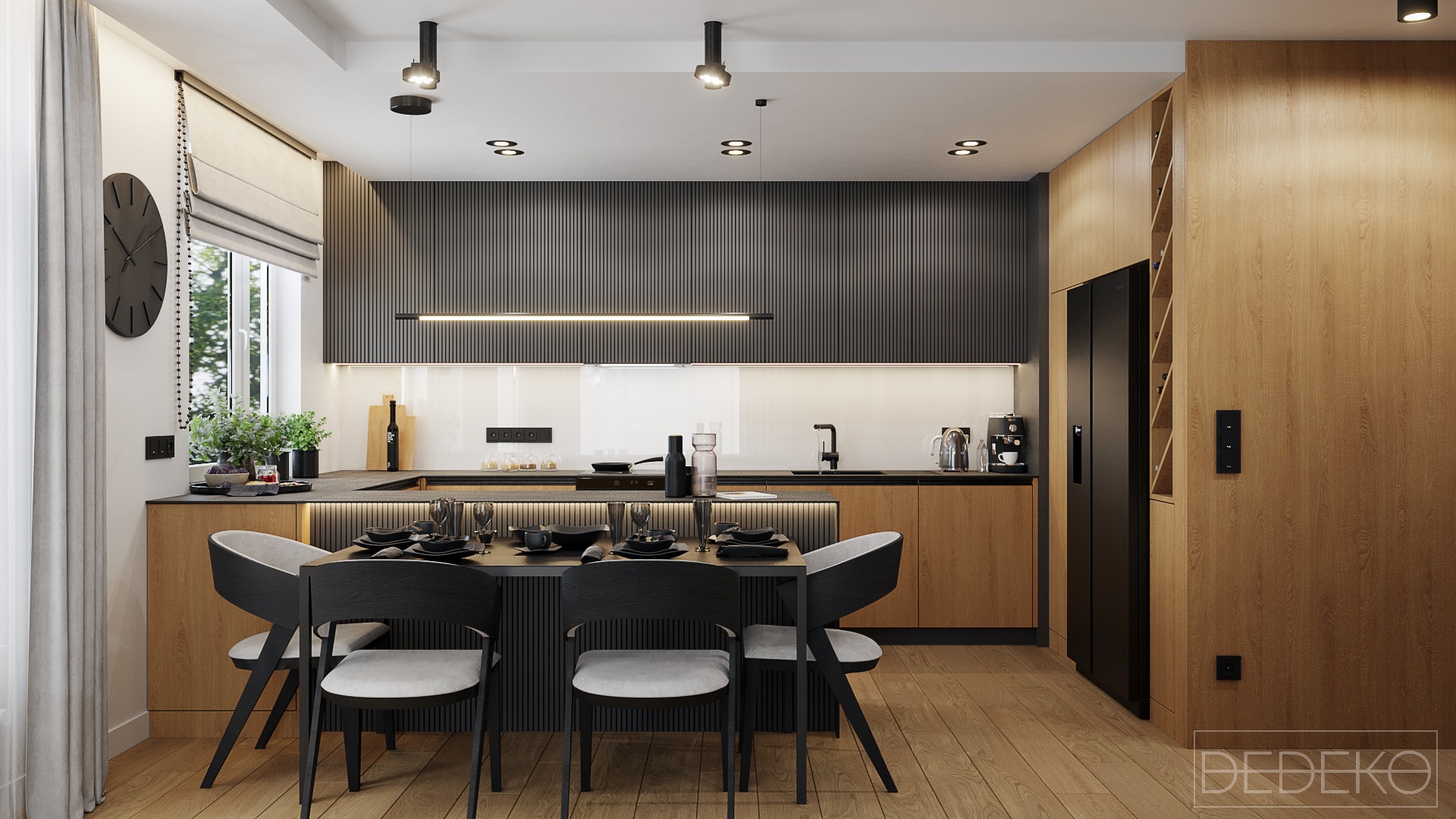 Nowoczesna kuchnia z drewnianymi i grafitowymi elementami, oświetleniem punktowym i długą lampą nad wyspą, stół z czarnymi krzesłami i zastawą.
