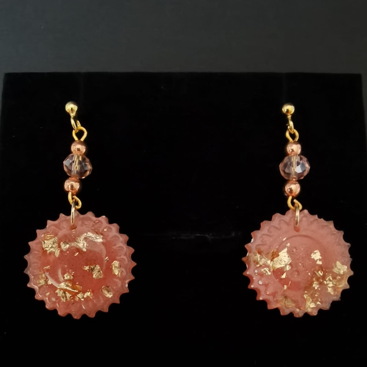 Kolczyki wykonane z żywicy epoksydowej, sztyft srebro próby 925 pozłacane, reszta stal chirurgiczna