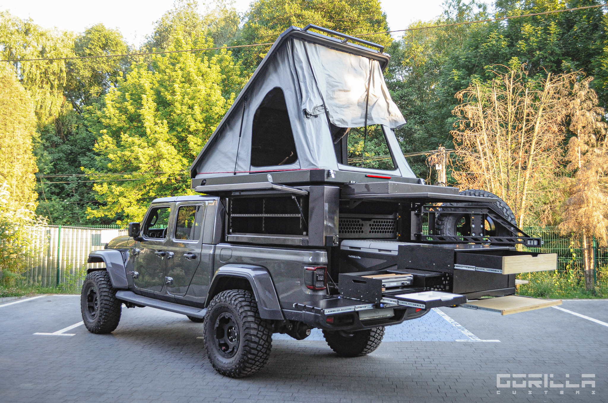 Zabudowa wyprawowa do Jeepa Gladiatora. Konstrukcja aluminiowa