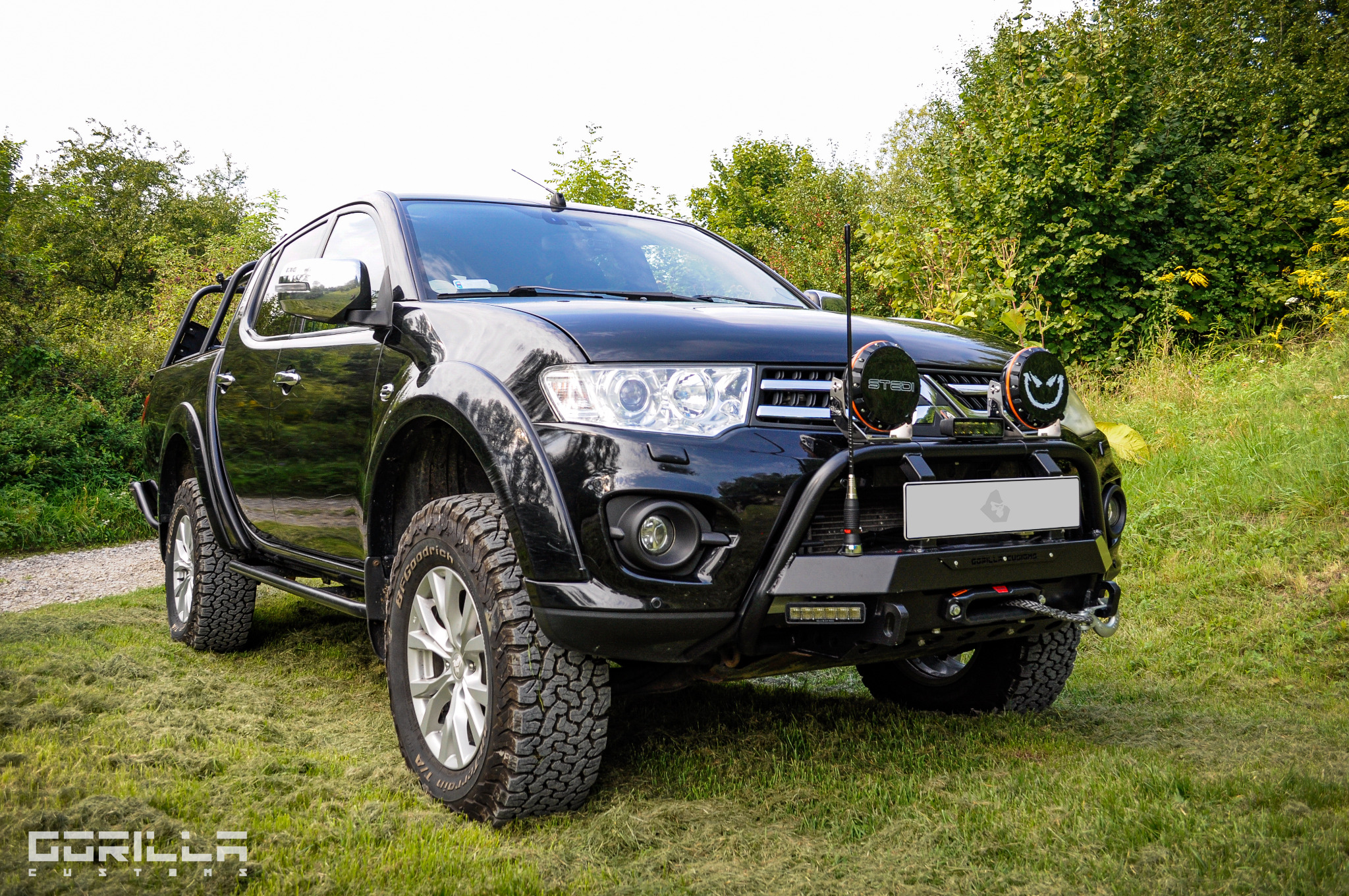 Zabudowa rurowa, progi oraz szczątkowy zderzak przedni. Stal czarna