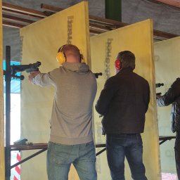 Zajęcia w ramach kursu doskonalącego umiejętności Kwalifikowanych pracowników ochrony na strzelnicy 