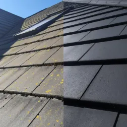 Porównanie dachu krytego szarą dachówką przed i po czyszczeniu, widoczne zabrudzenia biologiczne (mech, porosty) usunięte z prawej strony zdjęcia, na górze widoczne niebieskie niebo i białe chmury.