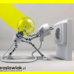 Kreatywna ilustracja: Żarówka jako robot podłączający wtyczkę do gniazdka, z żółtym promieniem światła.
