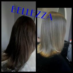Bellezza Salon Fryzjersko-Kosmetyczny - Zdjęcie typu 'przed i po' prezentujące zmianę koloru włosów: od ciemnego brązu do popielatego blondu z żółtymi końcówkami. Na obu częściach zdjęcia widoczny napis 'BELLEZZA'.