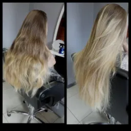 Porównanie włosów przed i po koloryzacji: odrosty w odcieniach brązu przechodzące w jasny blond na końcach, po prawej stronie włosy jednolicie blond z delikatnymi refleksami.