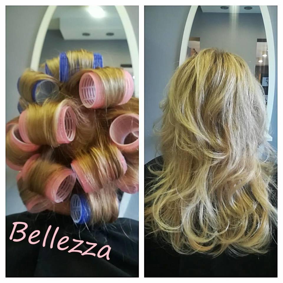 Dwa ujęcia tej samej blond fryzury: po lewej włosy nawinięte na różowo-niebieskie wałki, po prawej rozpuszczone, pofalowane włosy.