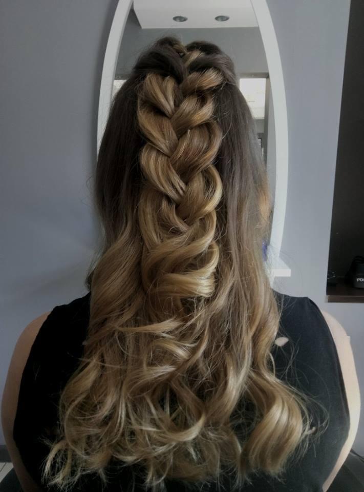 Długie, ombre włosy z zaplecionym warkoczem francuskim od czubka głowy, przechodzące w luźne loki na końcach.