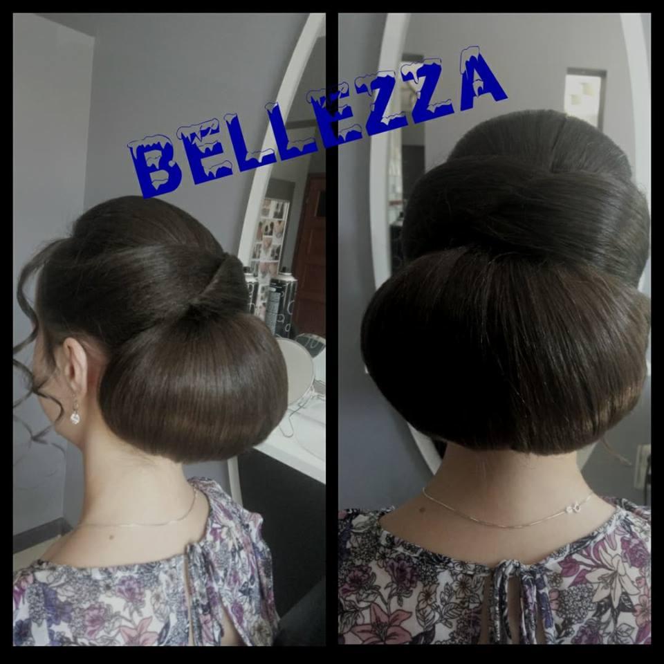 Uczesanie kok z ciemnych włosów, widok z tyłu i z boku, z widocznym logo 'Bellezza' nałożonym na zdjęcie.