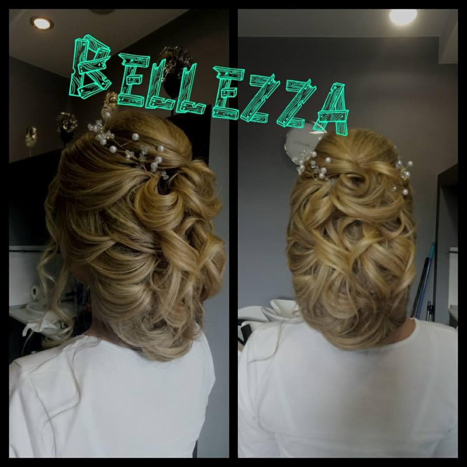 Upięcie włosów blond z perłami, widok z tyłu, dwa ujęcia obok siebie, napis 'Bellezza' w neonowym stylu.