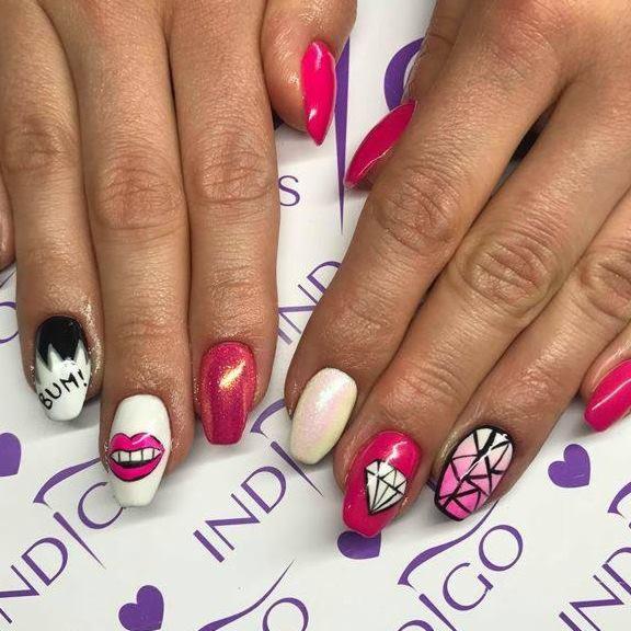 Dłonie z pomalowanymi paznokciami w Kielcach, każdy paznokieć w innym stylu: różowy, biały z ustami, biały z napisem 'BUM!', różowy z diamentem, różowy z geometrycznym wzorem.
