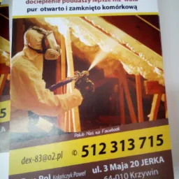 Zdjęcie ulotki reklamowej prezentującej natrysk piany na poddasze przez pracownika w kombinezonie ochronnym i masce. Ulotka zawiera hasło: 'Termo Izolacje, docieplenie poddaszy lepsze niż wata'.