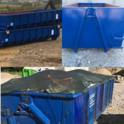 Kompozycja z trzech ujęć niebieskich kontenerów: dwóch pustych ustawionych jeden na drugim na ziemi, zbliżenia pustego kontenera z widocznymi detalami konstrukcyjnymi oraz kontenera wypełnionego...