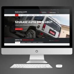 Ekran komputera iMac wyświetlający stronę internetową firmy Makara Cars, wypożyczającej auta do ślubu, z widocznym zdjęciem białego Hummera i hasłem 'Szukasz auta do ślubu?'