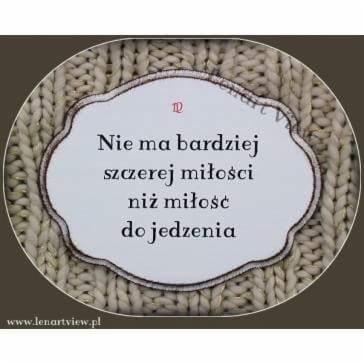 Napis 'Nie ma bardziej szczerej miłości niż miłość do jedzenia' w dekoracyjnej ramce na tle dzianiny.