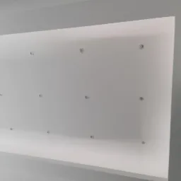 Biały sufit podwieszany z równomiernie rozmieszczonymi punktowymi oprawami oświetleniowymi, widoczne krawędzie i narożniki konstrukcji, minimalistyczny design.