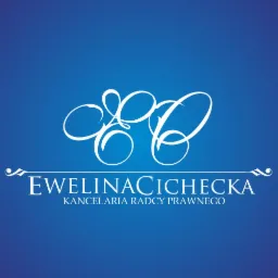 Eleganckie logo kancelarii radcy prawnego Eweliny Cicheckiej na błękitnym tle, z ozdobnymi, białymi elementami graficznymi i tekstem.