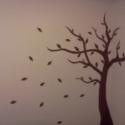 Dekoracja ścienna: brązowy motyw drzewa z opadającymi liśćmi na jasnej ścianie w pokoju. Subtelny akcent dekoracyjny.