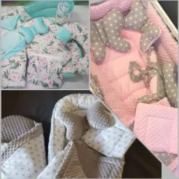 Komplet wyprawki niemowlęcej: kokon, poduszki, kołderka i ochraniacz do łóżeczka w różnych wzorach i kolorach, w tym kwiatowy i szary w gwiazdki. Zestawienie trzech ujęć.