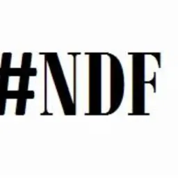 Czarny napis #NDF na białym tle, prosty krój pisma.