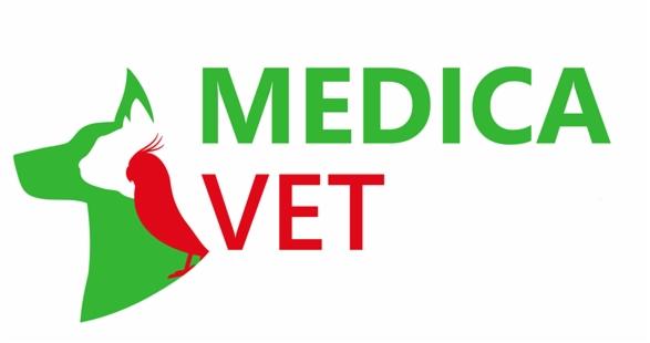 Graficzne logo firmy Medica Vet z zielonym konturem psa i kota oraz czerwoną papugą kakadu, napis Medica w kolorze zielonym, Vet w kolorze czerwonym, na białym tle.