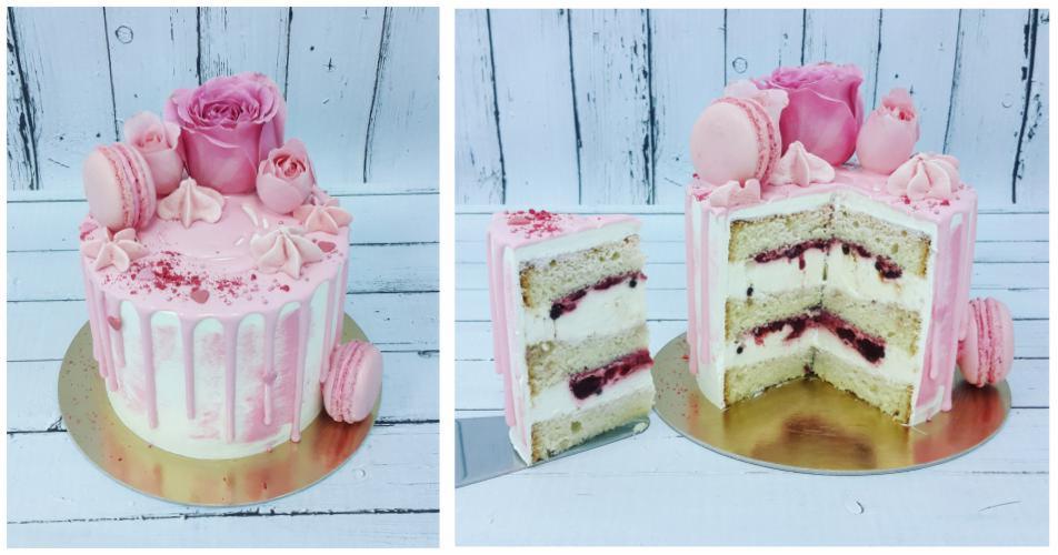 Różowy tort z kremem, różami i makaronikami, widok z boku i przekrój ukazujący warstwy z owocami, na złotym podkładzie i tle z białych desek.