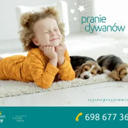 Uśmiechnięte dziecko z kręconymi włosami leży na puszystym, jasnym dywanie obok śpiących szczeniaków rasy beagle, nad nimi napis 'pranie dywanów' i gwiazdki, w tle jasne wnętrze.